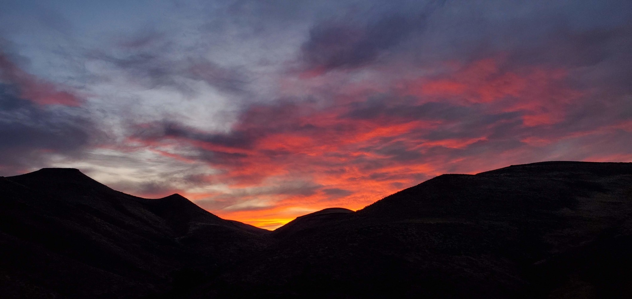 The sky was on fire! This is a benefit of starting early! On the downside, I never see sunsets 😁