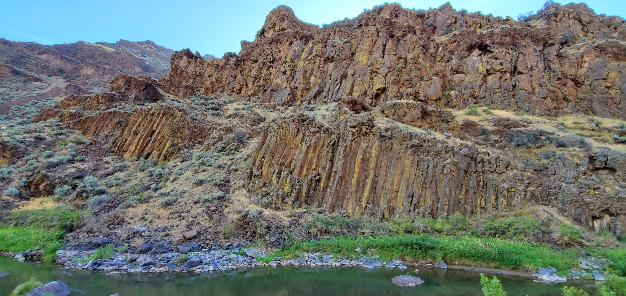 In the gorge are lots of dramatic volcanic features, but there aren't many places to pull over and take pictures. I love this cliff!